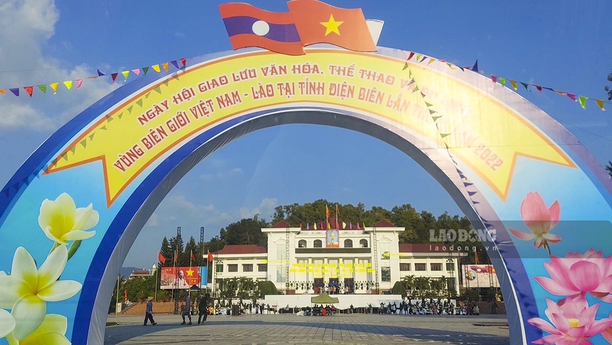 Điện Biên rực rỡ cờ hoa tại Ngày hội văn hóa Việt Nam - Lào. Ảnh: Văn Thành Chương