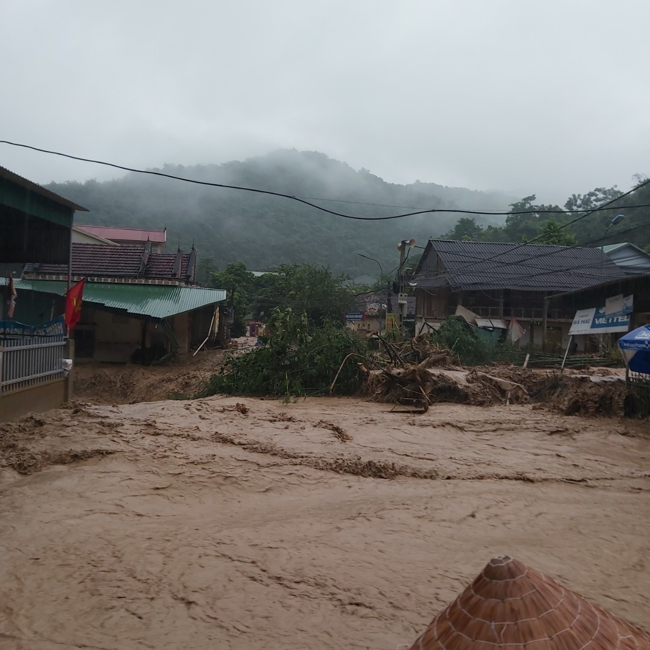 Hậu quả cơn lũ để lại rất nặng nề. Ảnh: QĐ