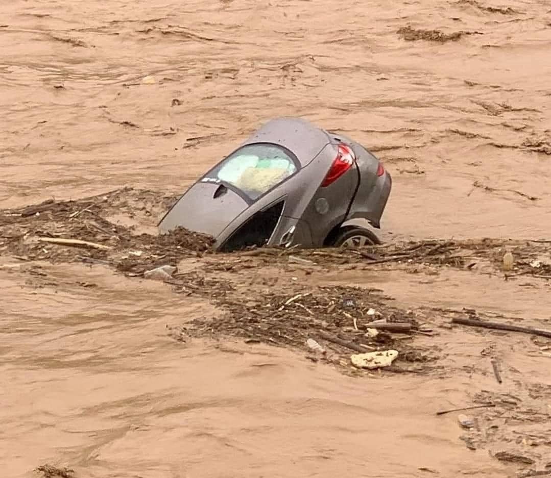 Một ôtô của người dân lênh đênh trên dòng nước lũ. Ảnh: ĐT