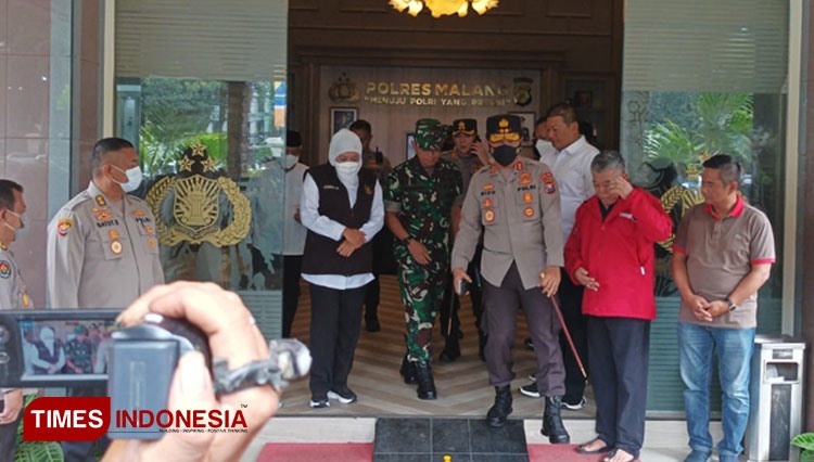 Thống đốc tỉnh Đông Java Hj Khofifah Indar Parawansa tại Trụ sở Cảnh sát Malang. Ảnh: Times Indonesia.