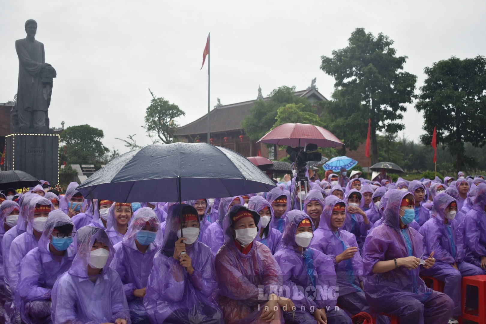 Hàng ngàn người dân, các em học sinh đội mưa đến Khu lưu niệm nhà bác học Lê Quý Đôn vào sáng nay để cổ vũ, tiếp lửa cho Đặng Lê Nguyên Vũ. Ảnh: T.D