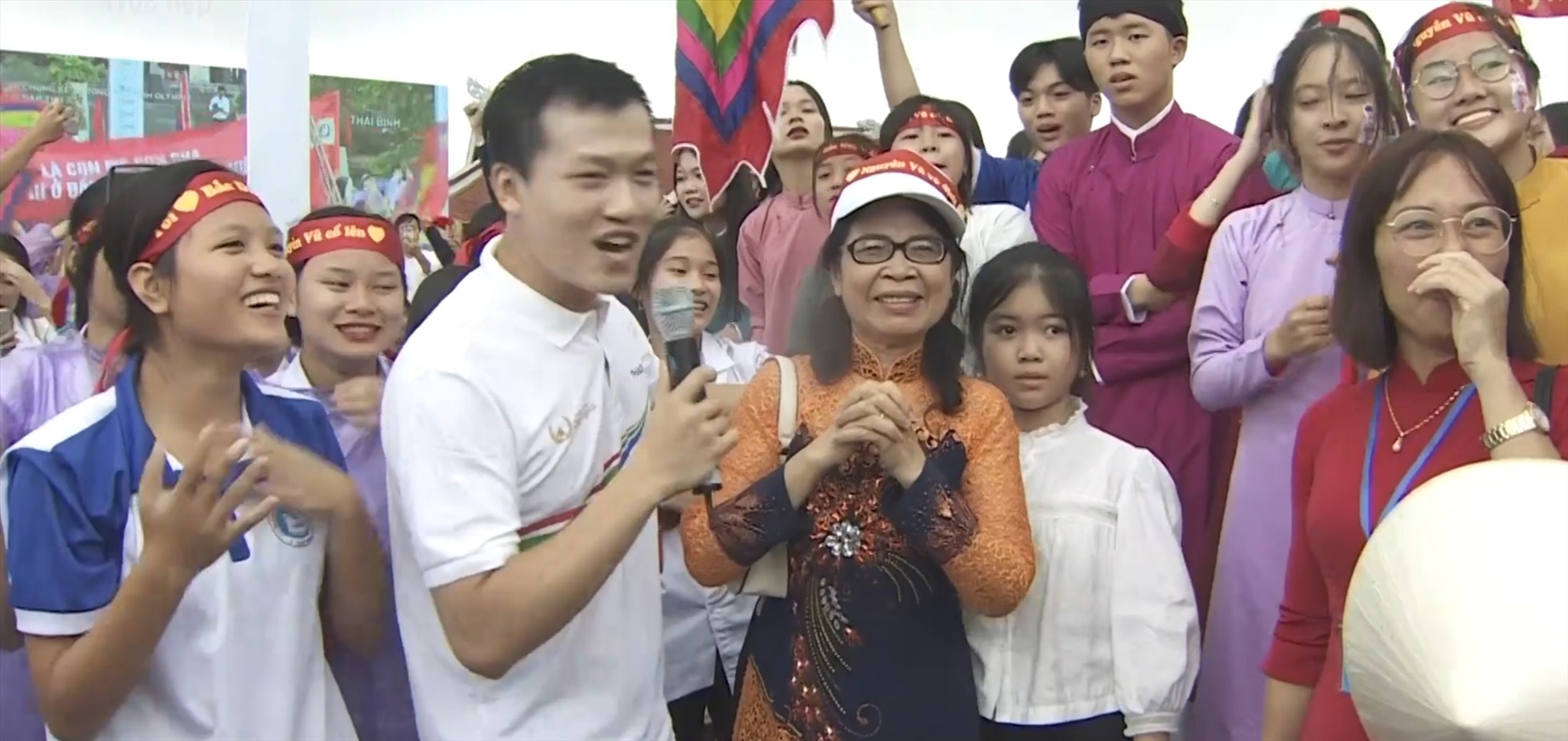 Điểm cầu truyền hình tại Thái Bình vỡ òa vui sướng khi Đặng Lê Nguyên Vũ giành vòng nguyệt quế. Ảnh: CTV