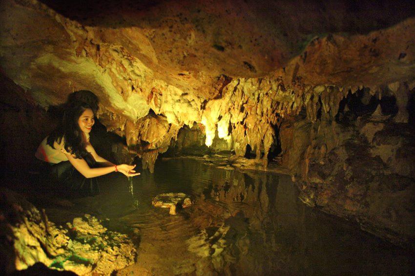 Bên trong hang có những suối nước tự nhiên. Ảnh: Du lịch Duy Thịnh
