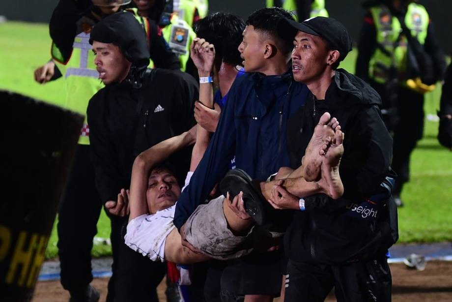 Vụ hỗn loạn tại sân Kanjuruhan là thảm kịch kinh hoàng của bóng đá Indonesia. Ảnh: AFP