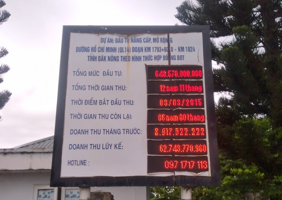 Bảng công khai thu phí BOT ở trên đường Hồ Chí Minh đoạn qua huyện Cư Jút, Đắk Mil. Ảnh: Phan Tuấn