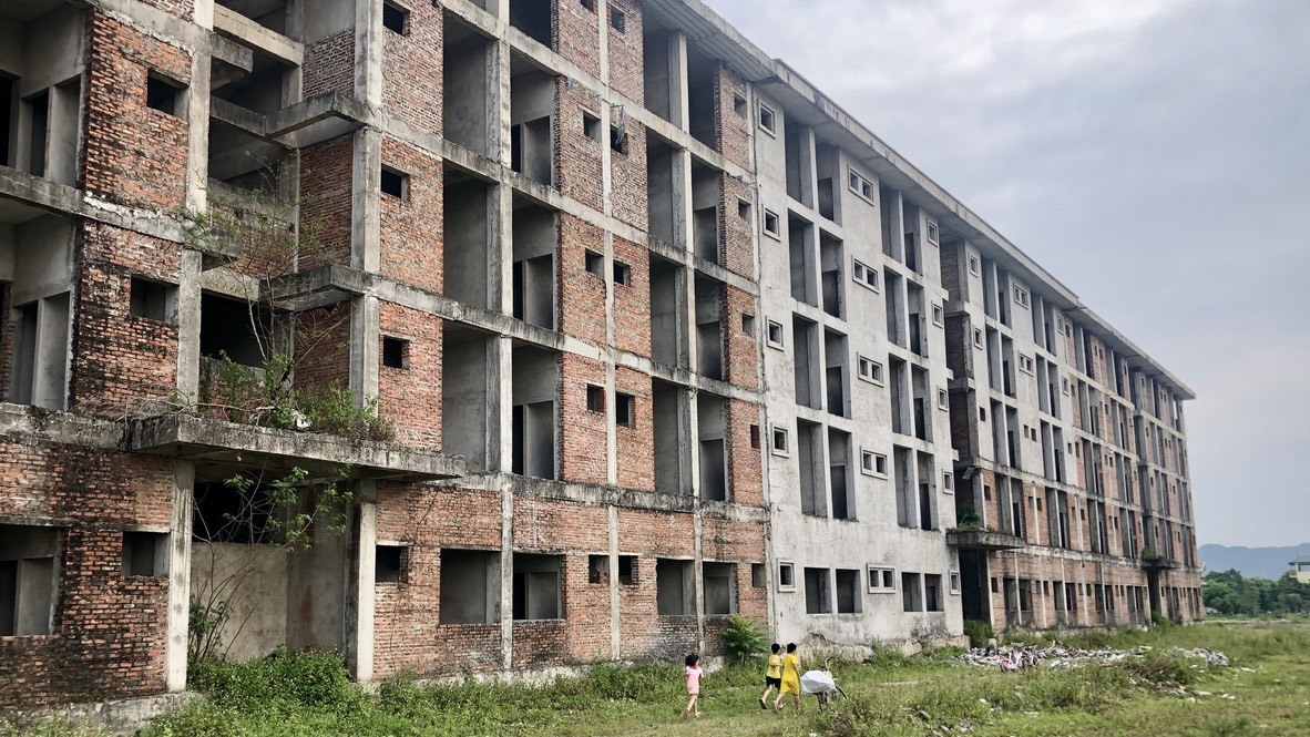 Khu ký túc xá sinh viên tại thành phố Ninh Bình được điều chỉnh chuyển một phần sang nhà ở xã hội nhưng hơn 5 năm nay vẫn bỏ hoang. Ảnh: NT