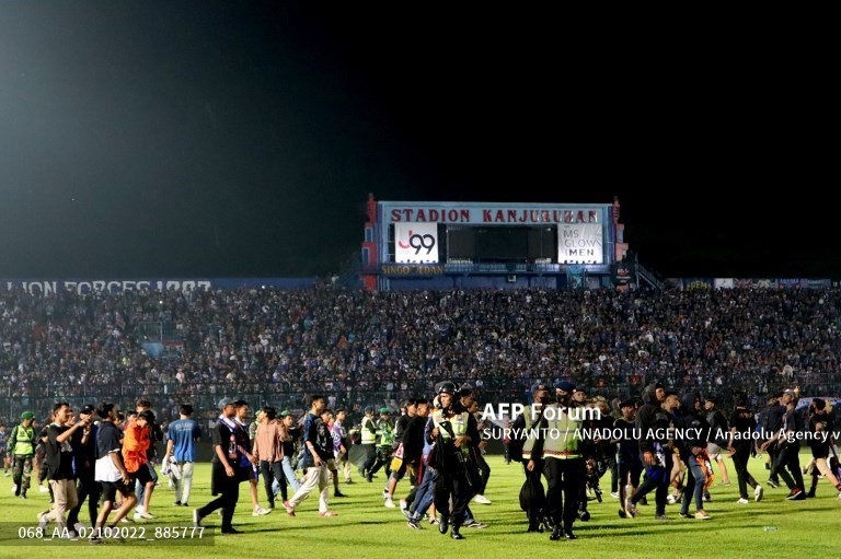 Vụ bạo loạn trên sân bóng tại Indonesia khiến hàng trăm người thiệt mạng. Ảnh: AFP