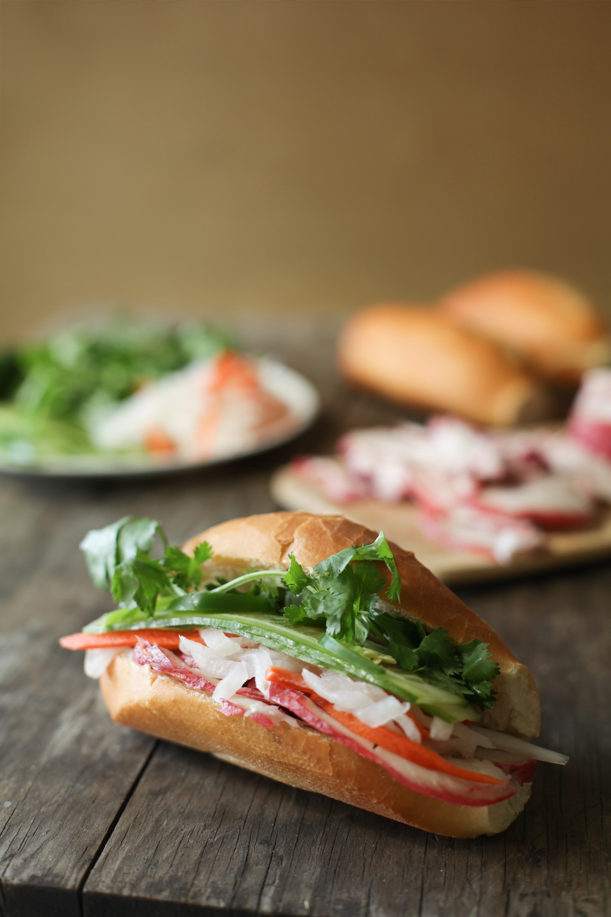Bánh mì kẹp thịt heo xá xíu. Ảnh: Hungry Huy