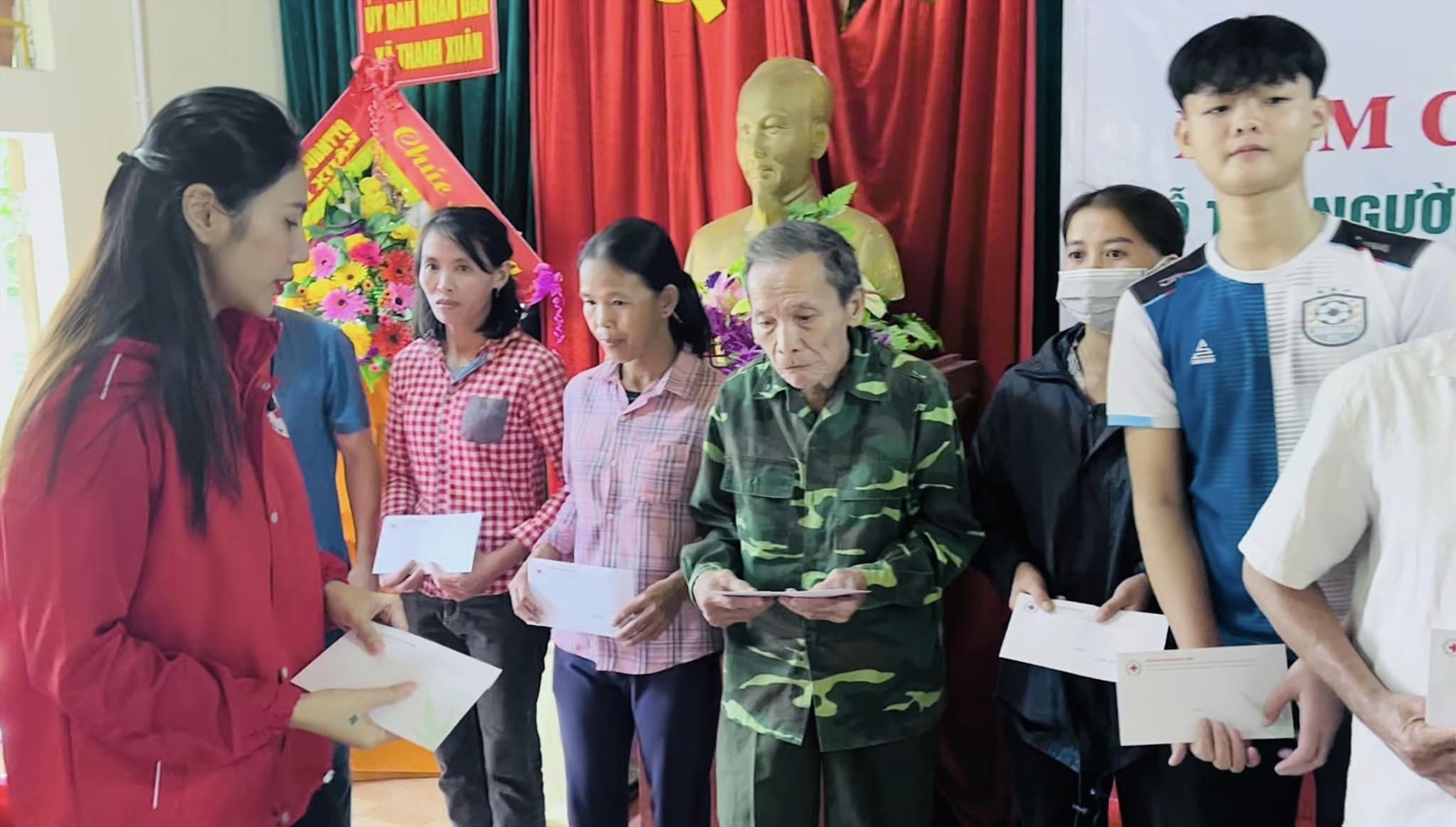 Thủy Tiên trao quà hỗ trợ người dân vùng lũ xã Thanh Xuân, huyện Thanh Chương. Ảnh: TT