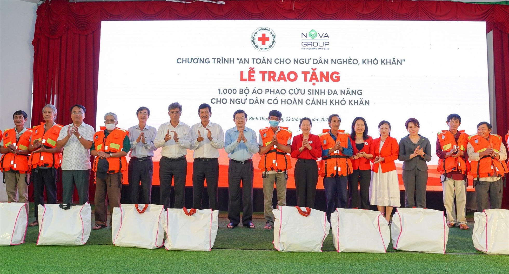 Đại diện TW Hội Chữ thập đỏ VN, lãnh đạo tỉnh Bình Thuận, Tập đoàn NovaGroup trao tặng những món quà ý nghĩa tới ngư dân nghèo Bình Thuận