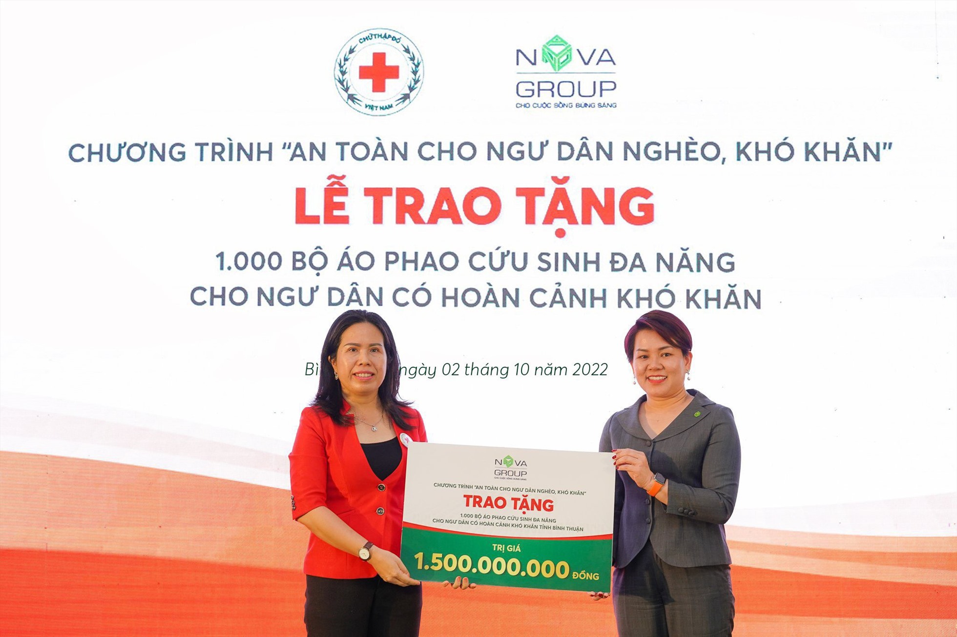 Bà Nguyễn Thị Thanh Nhàn, Chủ tịch Hội Chữ thập đỏ tỉnh Bình Thuận nhận bảng tài trợ từ đại diện NovaGroup
