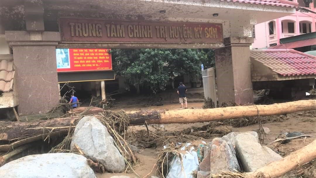Trung tâm chính trị huyện Kỳ Sơn, Nghệ An bị đất đá “bủa vây” sau lũ dữ. Ảnh: QĐ
