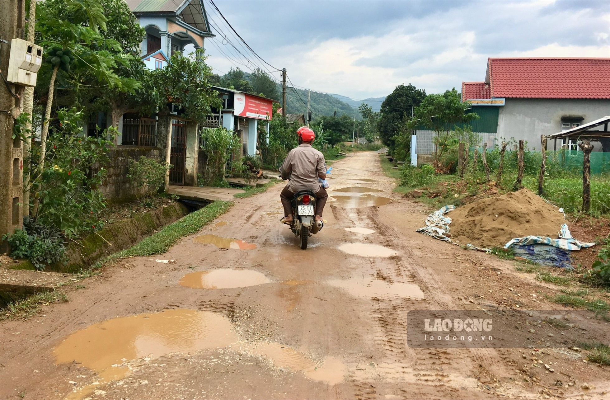 Cả đoạn đường thi công khoảng 7,8km nhưng chi chít những ổ gà, hố voi, lầy lội bùn đất, hai bên đường hằn lún nặng, có nơi tạo thành rãnh sâu, các phương tiện tham gia giao thông di chuyển khó khăn.