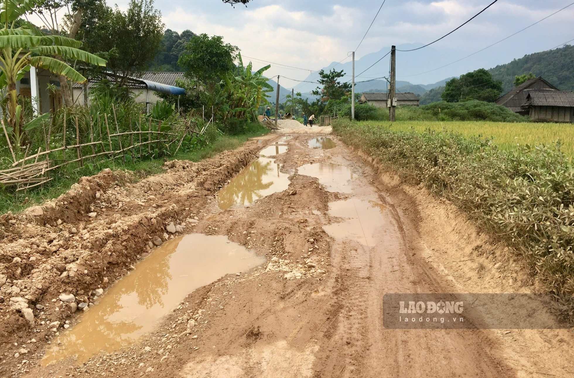 Công trình nâng cấp đường Quốc lộ 32 - Che Bó - Sang Ngà - Bản Mường đang khiến người dân 2 xã Mường Mít và Phúc Than với khốn khổ vì đường xuống cấp nghiêm trọng.