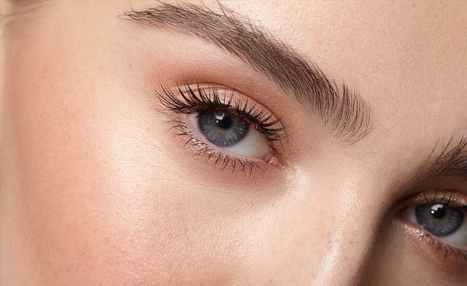 Nên đắp mặt nạ dưỡng mắt thường xuyên nhằm giúp làn da