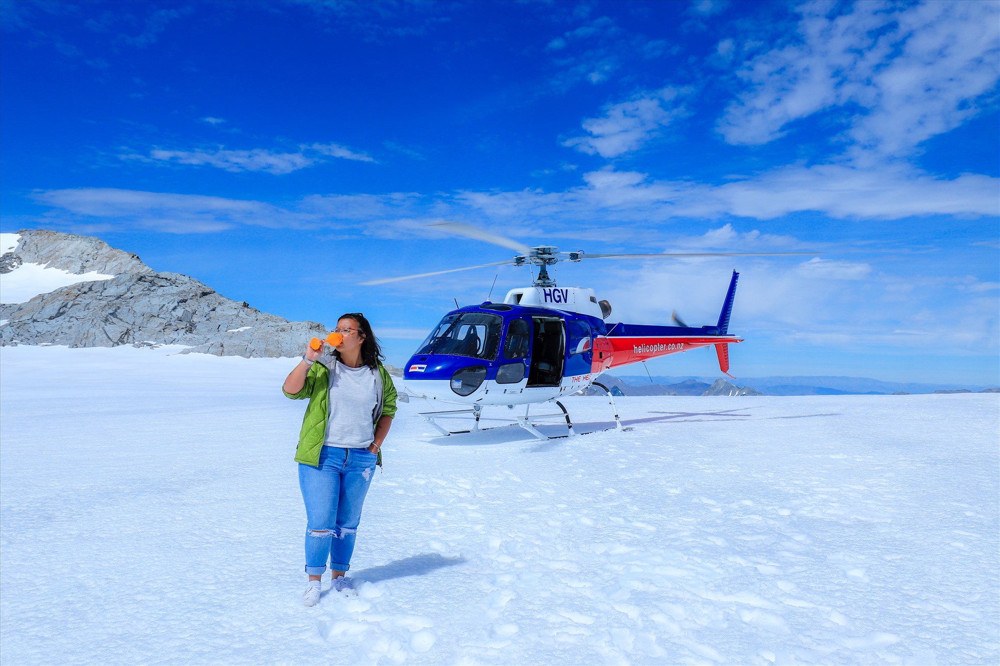 Nữ blogger uống champage trên đỉnh sông băng trong chuyến du lịch New Zealand. Ảnh: NVCC