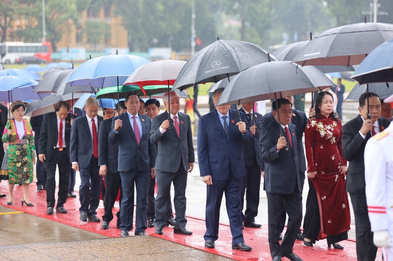 Các lãnh đạo Đảng, Nhà nước và đại biểu Quốc hội vào Lăng viếng Chủ tịch Hồ Chí Minh.