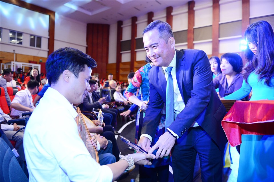 Ông Nguyễn Thanh Huân, Tổng Giám đốc Công ty TCP Việt Nam trao Bằng khen cho những cá nhân tại buổi Lễ tuyên dương Tỏa sáng nghị lực Việt 2022