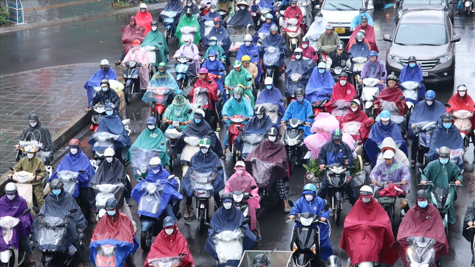 Trời mưa rét khiến người dân ra đường muộn hơn. Theo ghi nhận của phóng viên vào khoảng 9h đường Nguyễn Trãi, Ql1A Ngọc Hồi, Giải Phóng các phương tiện tham gia giao thông đông, đường bị ùn tắc.