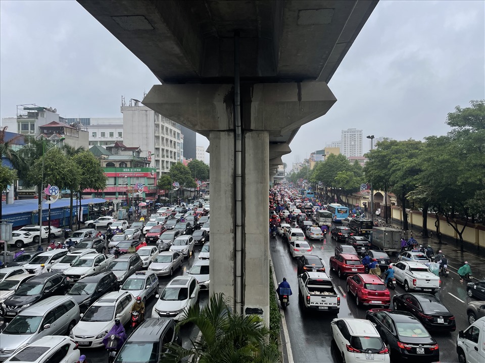 Theo ghi nhận của phóng viên, trong sáng 20.10, các tuyến đường ở Hà Nội kẹt cứng người và xe trong giờ cao điểm. Dù đã gần 10h sáng, nhưng người dân vẫn chật vật đi qua đường Nguyễn Trãi (Hà Đông).