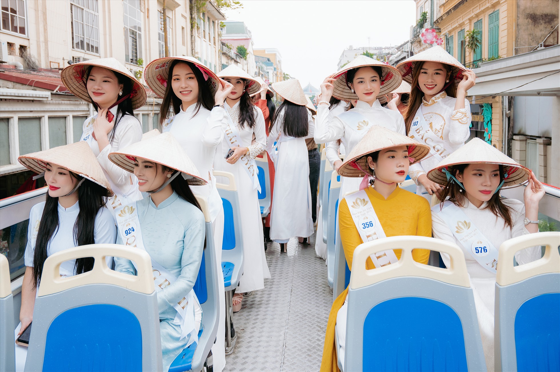 Sau chuyến đi Lăng Bác vào buổi sáng, các thí sinh được di chuyển bằng xe bus hai tầng ngắm cảnh Thủ đô.