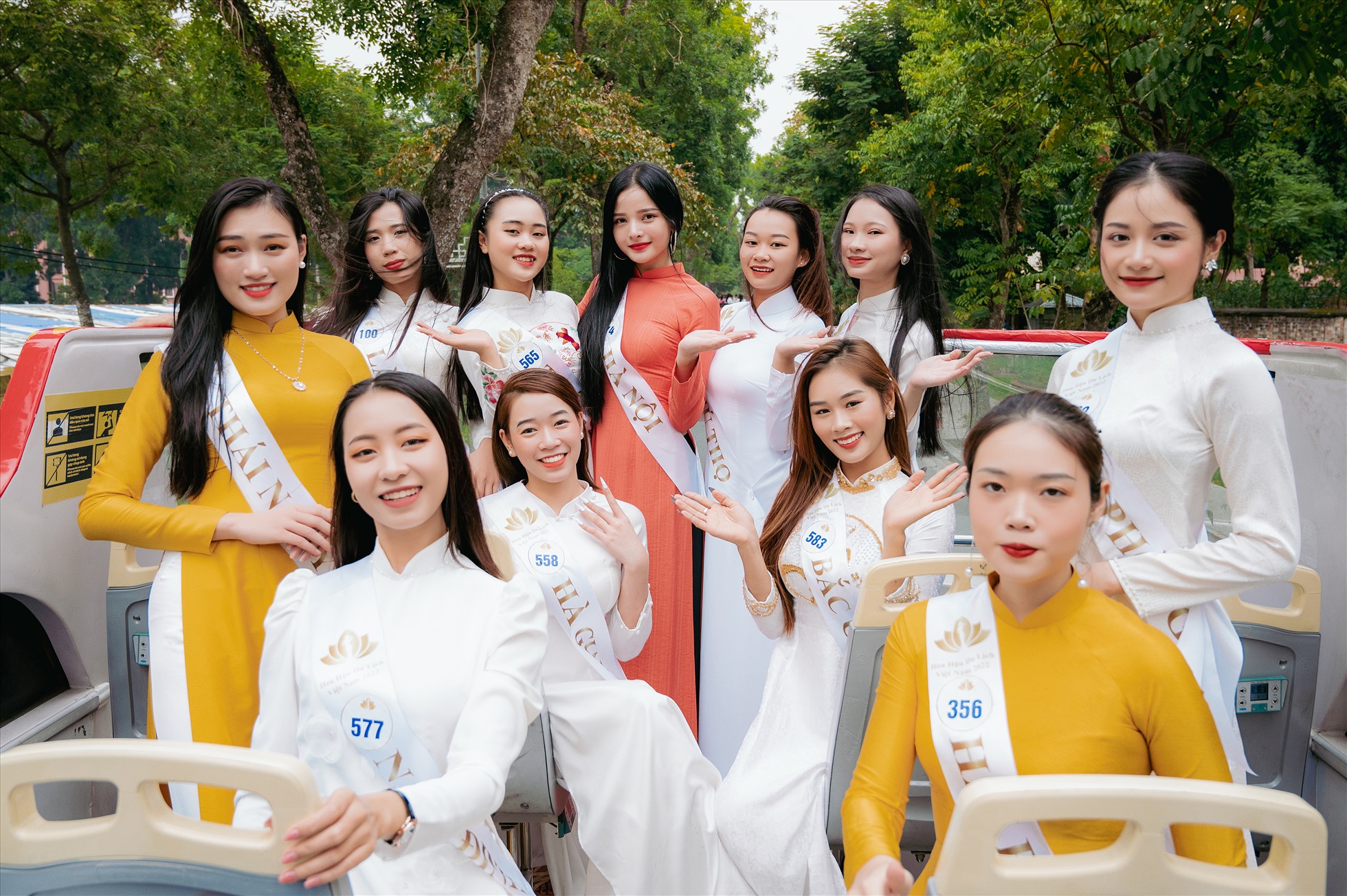 Các thí sinh Hoa hậu du lịch Việt Nam 2022 tỏ ra thích thú với chuyến xe khám phá Thủ đô trong tiết trời thu mát mẻ.