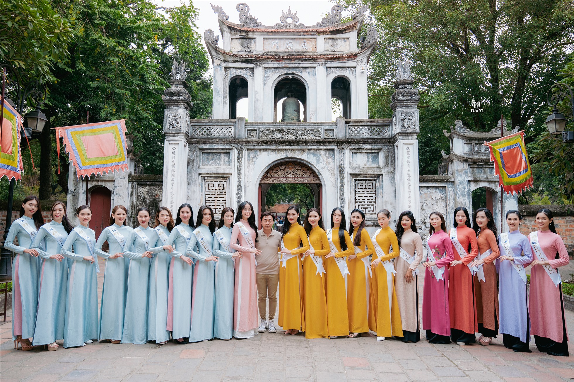 Sau đó, các thí sinh tham quan chùa Trấn Quốc và Văn Miếu Quốc Tử Giám. Các thí sinh được nghe, được trau dồi thêm kiến thức về lịch sử văn hóa, về danh lam thắng cảnh của Thủ đô Hà Nội.