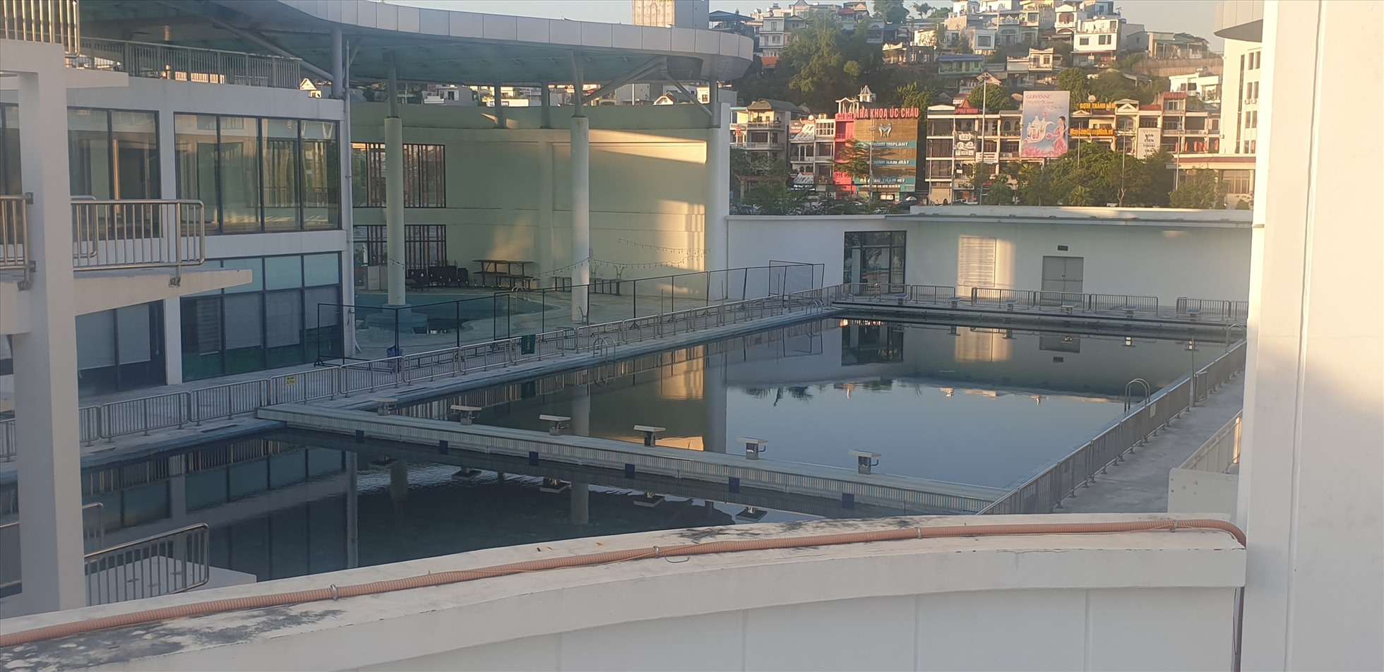 Khu bể bơi hiện đại của Cung Văn hóa Thanh thiếu nhi Quảng Ninh vẫn tiếp tục tạm dừng hoạt động từ năm 2019 đến nay. Ảnh: Nguyễn Hùng