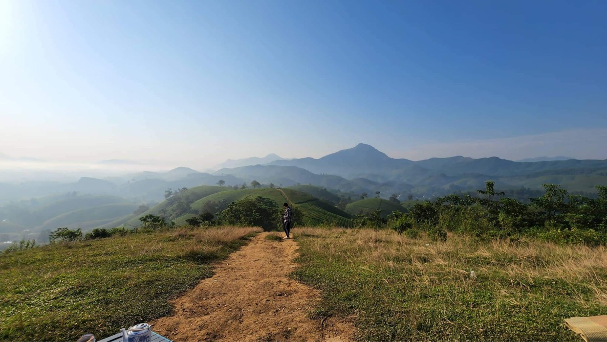 Anh chia sẻ: “Do mình cắm trại nên không lưu trú tại đây. Cả nhóm đặt cơm ở homestay Tony Luận giá 120.000 đồng/suất rồi mang lên đồi chè dùng bữa tối lúc 7h30. Ngồi quanh lều trại đến 10h tối, chúng mình chụp hình sao quay (startrail), đến 1h sáng mới vào lều nghỉ ngơi“.