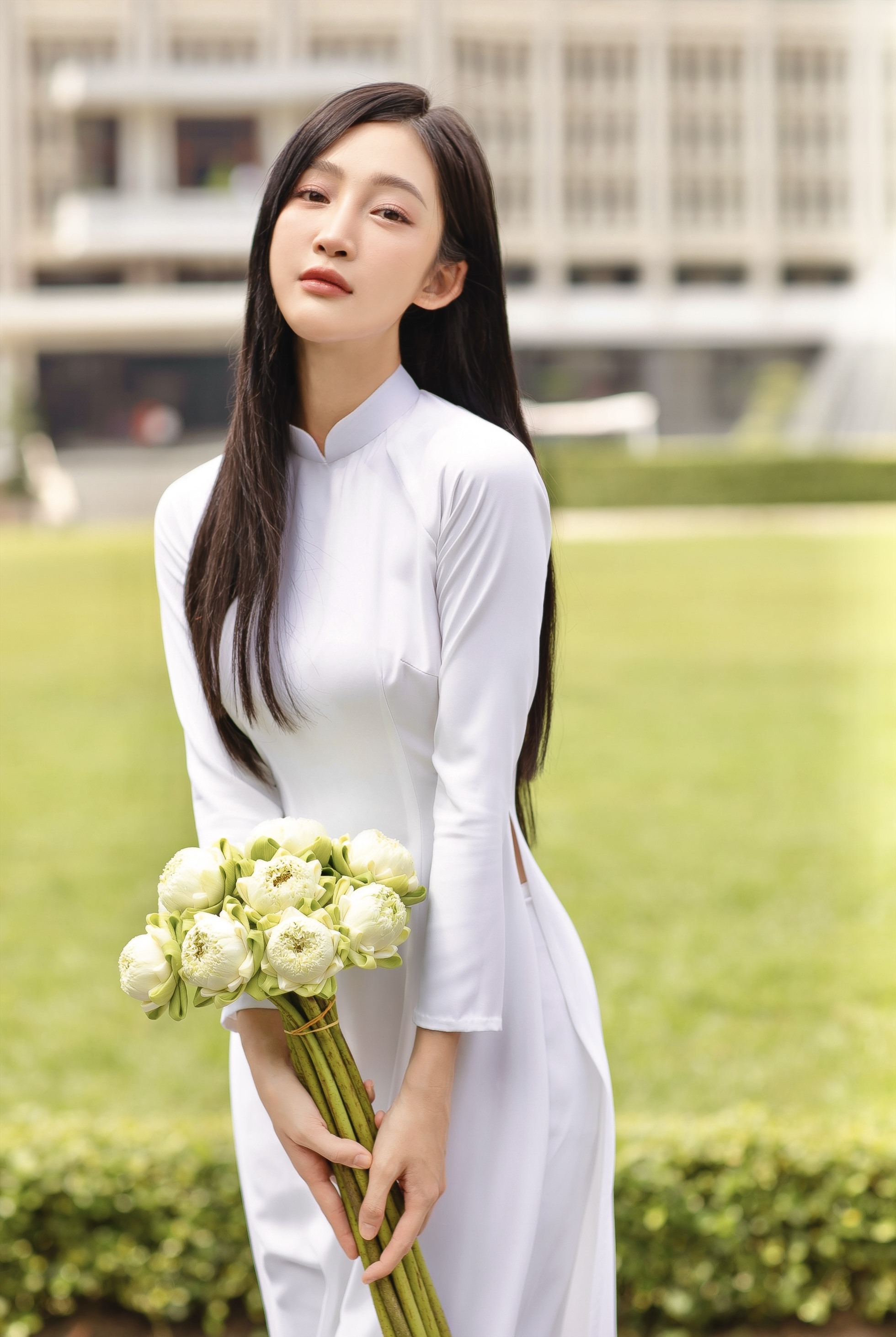 Không cần khoác lên những phụ kiện lấp lánh, cô gái Việt Nam vẫn nổi bật trong tà áo dài truyền thống vốn đã trở thành niềm tự hào bao đời nay của dân tộc.