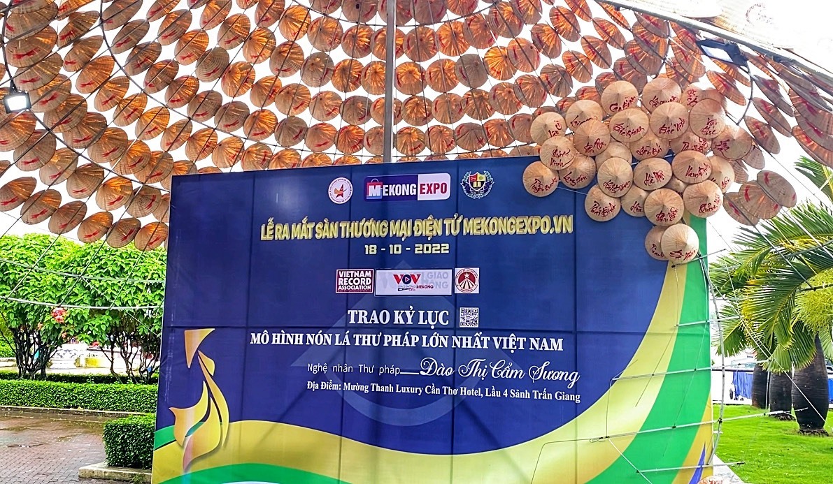 Vừa qua, Tổ chức Kỷ lục Việt Nam đã thẩm định chiếc nón lá khổng lồ tại Cần Thơ và tổ chức trao bằng xác lập kỷ lục “Mô hình nón lá thư pháp lớn nhất Việt Nam” vào tối 18.10.