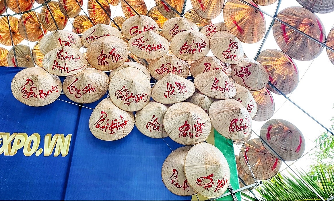 Ngắm mô hình nón lá thư pháp vừa lập kỷ lục lớn nhất Việt Nam