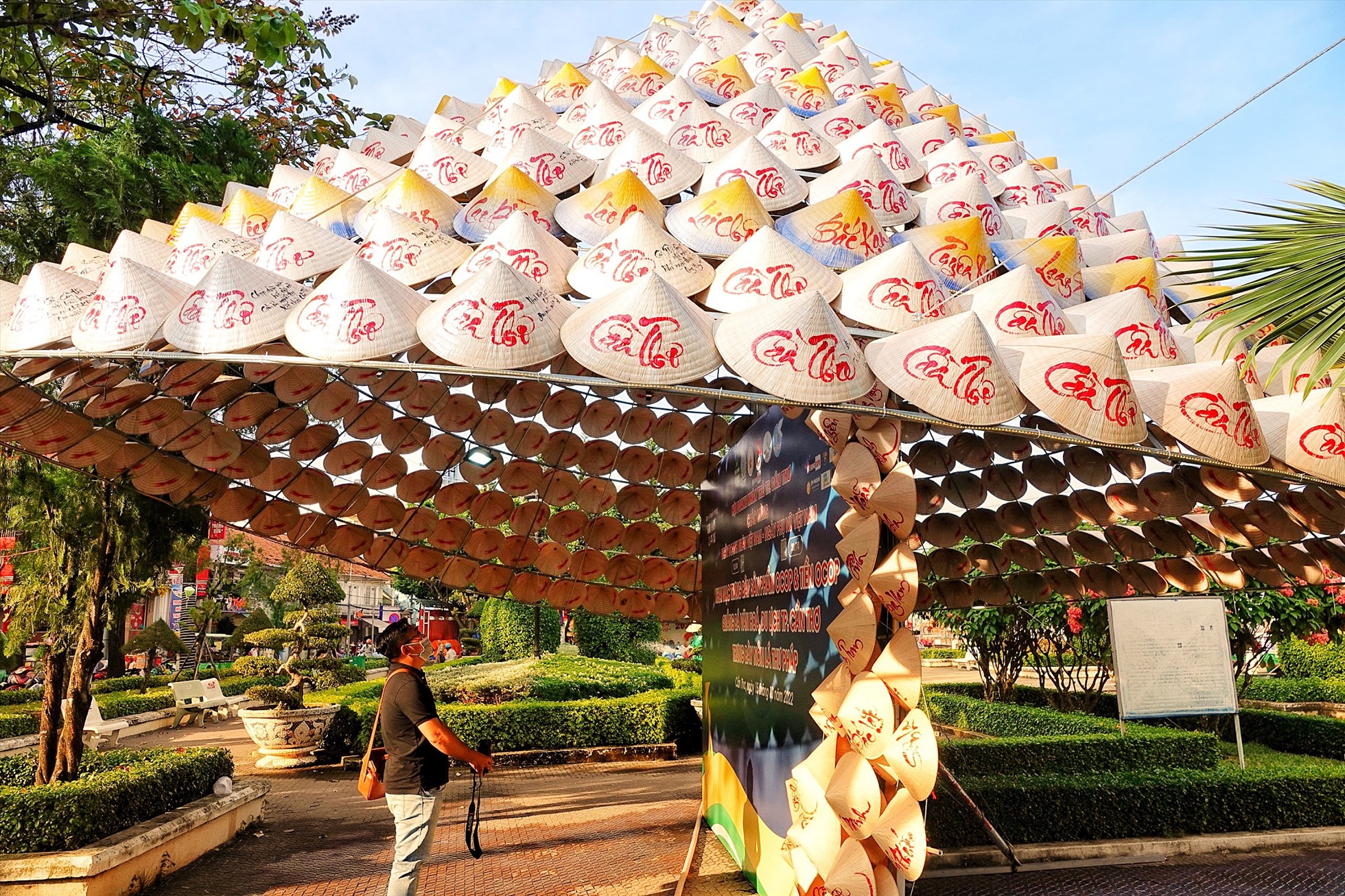 Sống ảo siêu chất cạnh mô hình nón lá khổng lồ vừa độc vừa lạ tại Đồng Nai