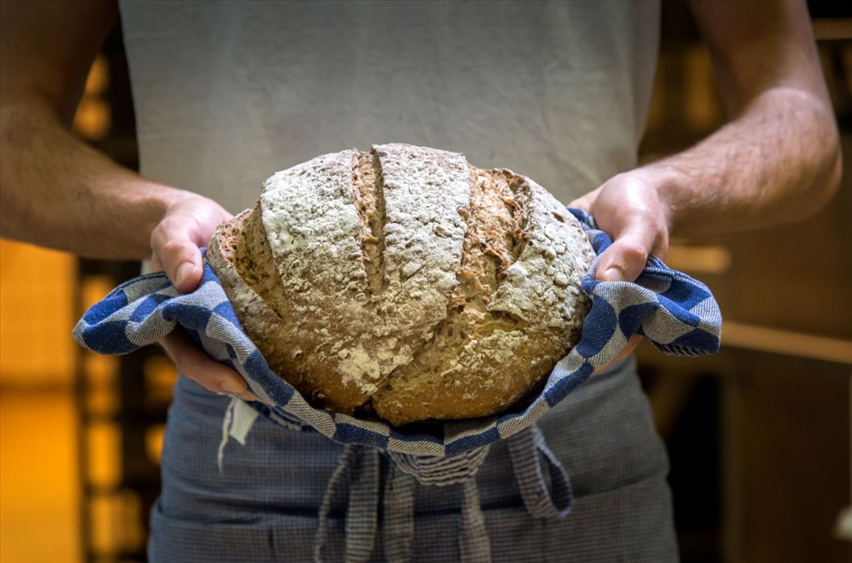 Bánh mì nguyên cám được ưa chuộng trong thời gian gần đây bởi những lợi ích mà chúng đem lại cho cơ thể. Ảnh: Xinhua