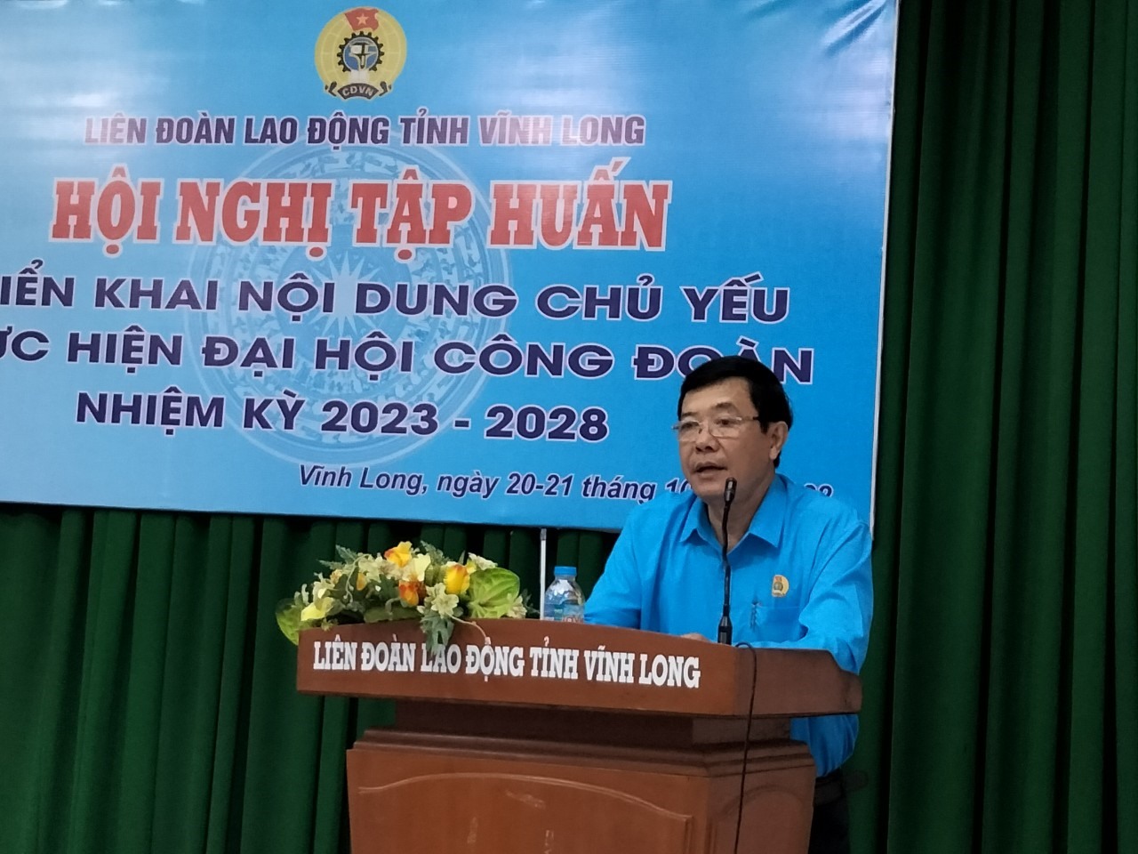 Ông Huỳnh Bá Long - Chủ tịch LĐLĐ tỉnh Vĩnh Long, truyền đạt những nội dung trọng tâm về công tác tổ chức đại hội nhiệm kỳ 2023-2028. Ảnh: BT