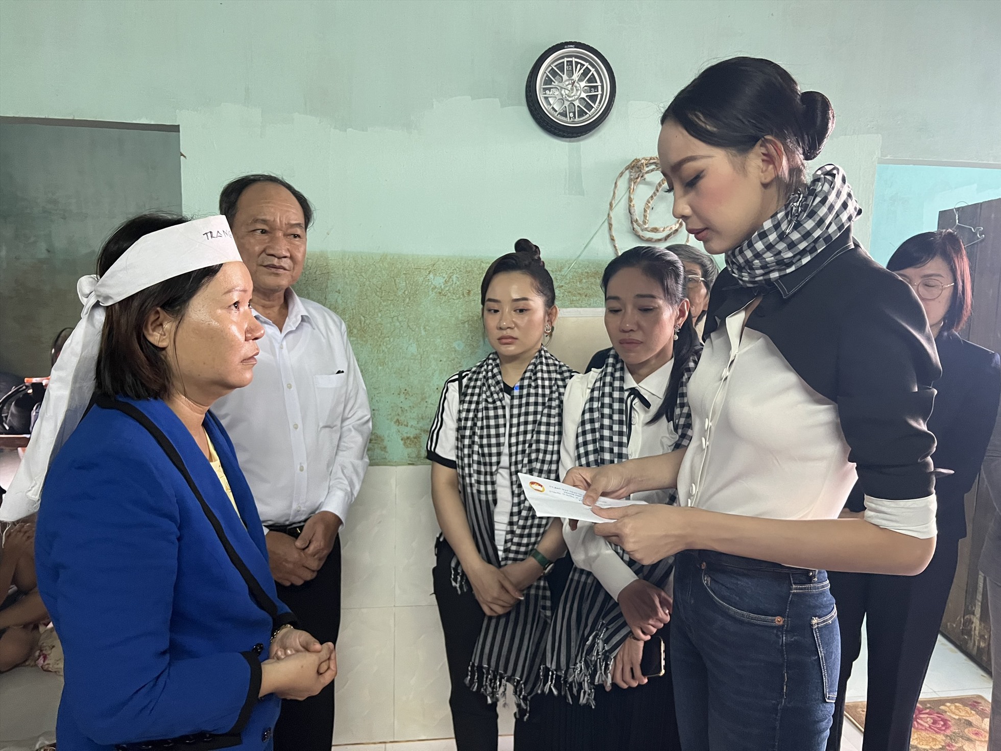 Hoa hậu Bảo Ngọc xúc động bên người dân miền Trung. Ảnh: NSCC.