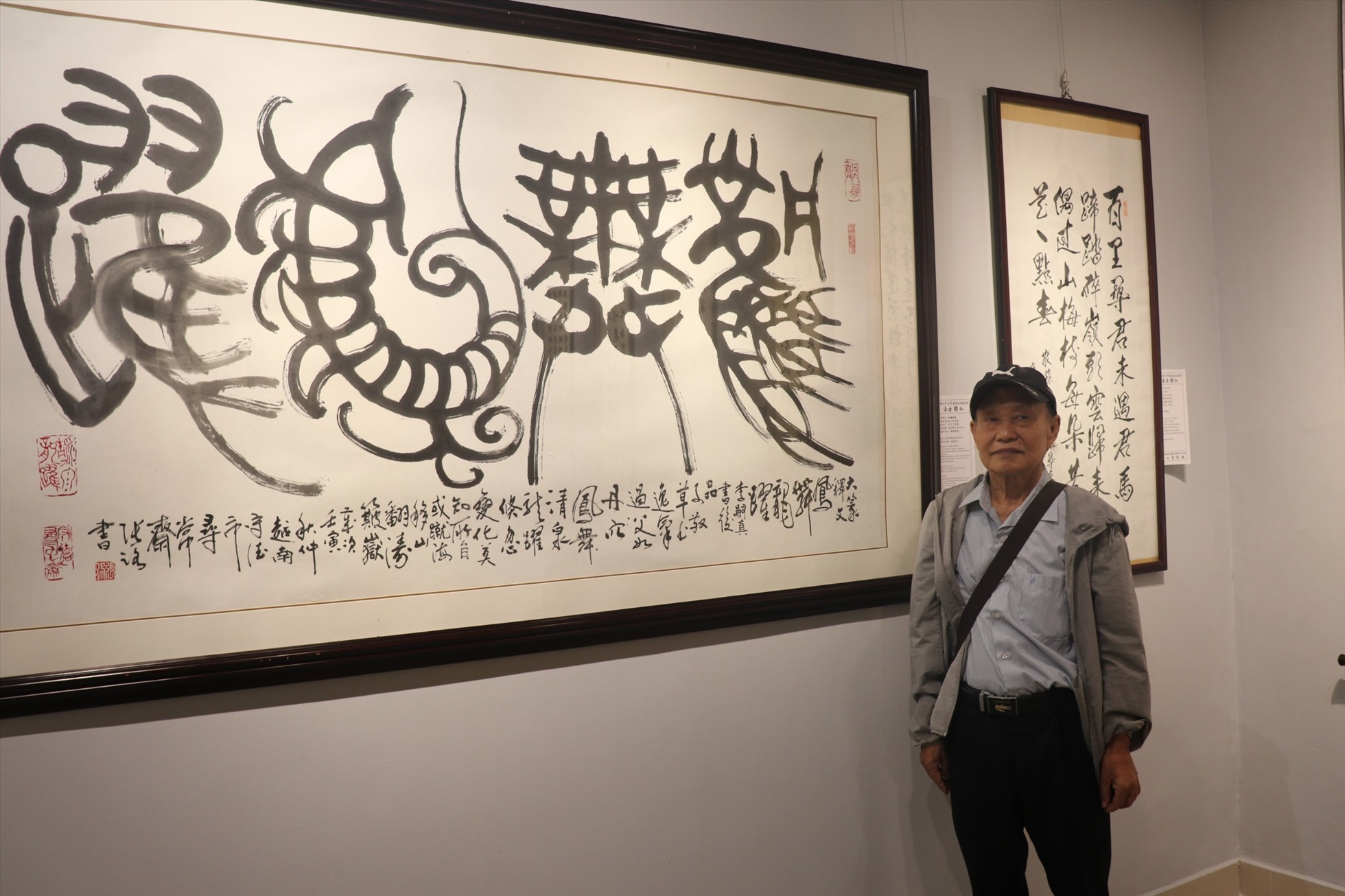 Chia sẻ về chủ đề buổi triển lãm, họa sĩ, nhà thư pháp Trương Lộ cho biết: “Quá trình viết thư pháp tuy có sự tham chiếu của cách viết xưa nhưng cũng hàm chứa nhiều ý tưởng sáng tạo của hiện tại. Vậy nên, người học phải biết kết hợp các đặc trưng của từng thời đại để tạo nên một dấu ấn riêng”. Đây cũng chính là ý nghĩa châu tuần toàn bộ “Pháp cổ khai kim”. Ảnh: Ngọc Khánh