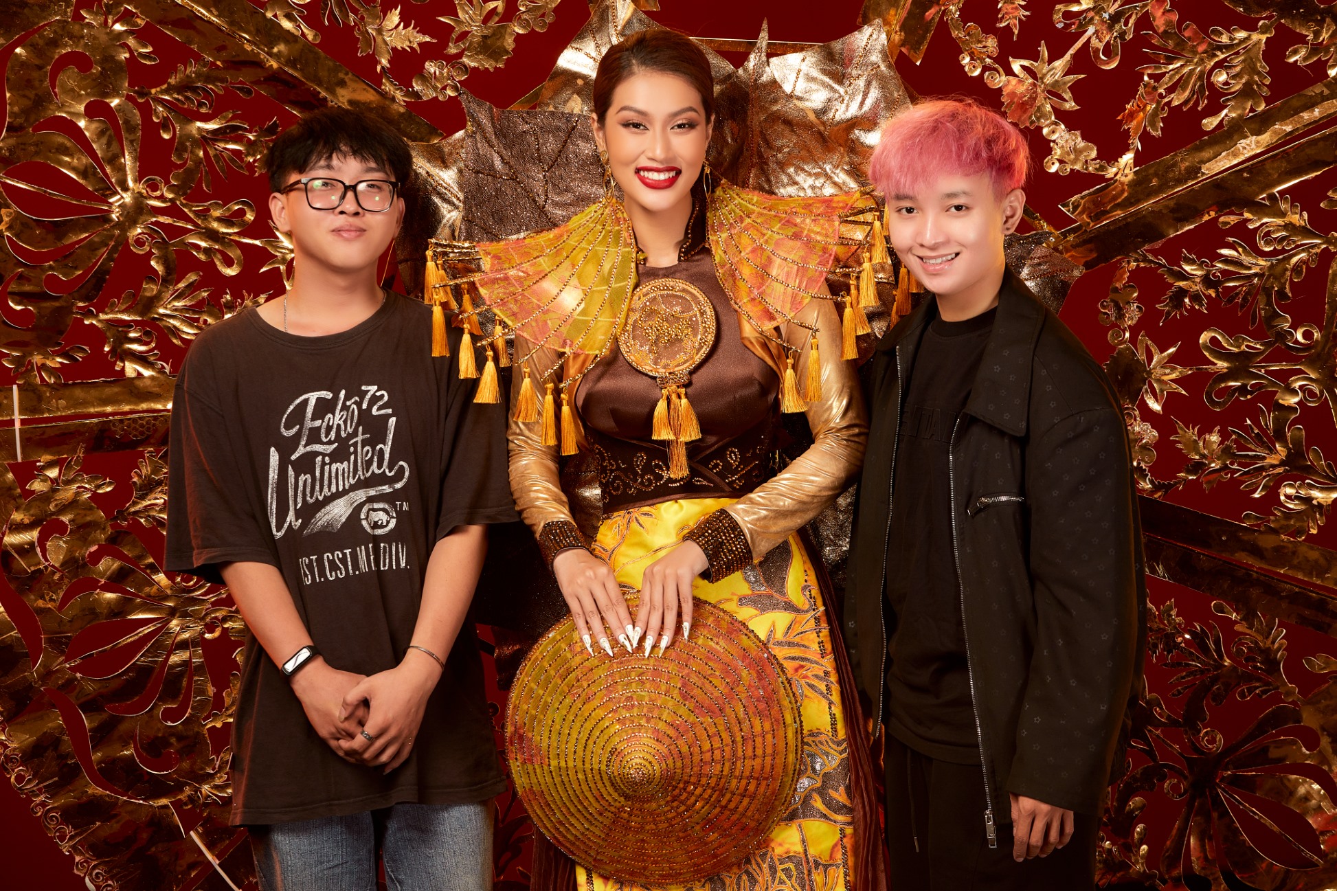 Theo như lịch trình, đêm thi National Costume - Trang phục Dân tộc Miss Grand International 2022 cũng sẽ chính thức được diễn ra vào tối nay ngày 20.10 tại Indonesia. Nhiều fan hâm mộ không khỏi “phấn khích” khi trước giờ diễn, Hoa hậu Đoàn Thiên Ân và BTC Miss Grand Vietnam đã hé lộ mẫu trang phục dự thi của cô nàng.