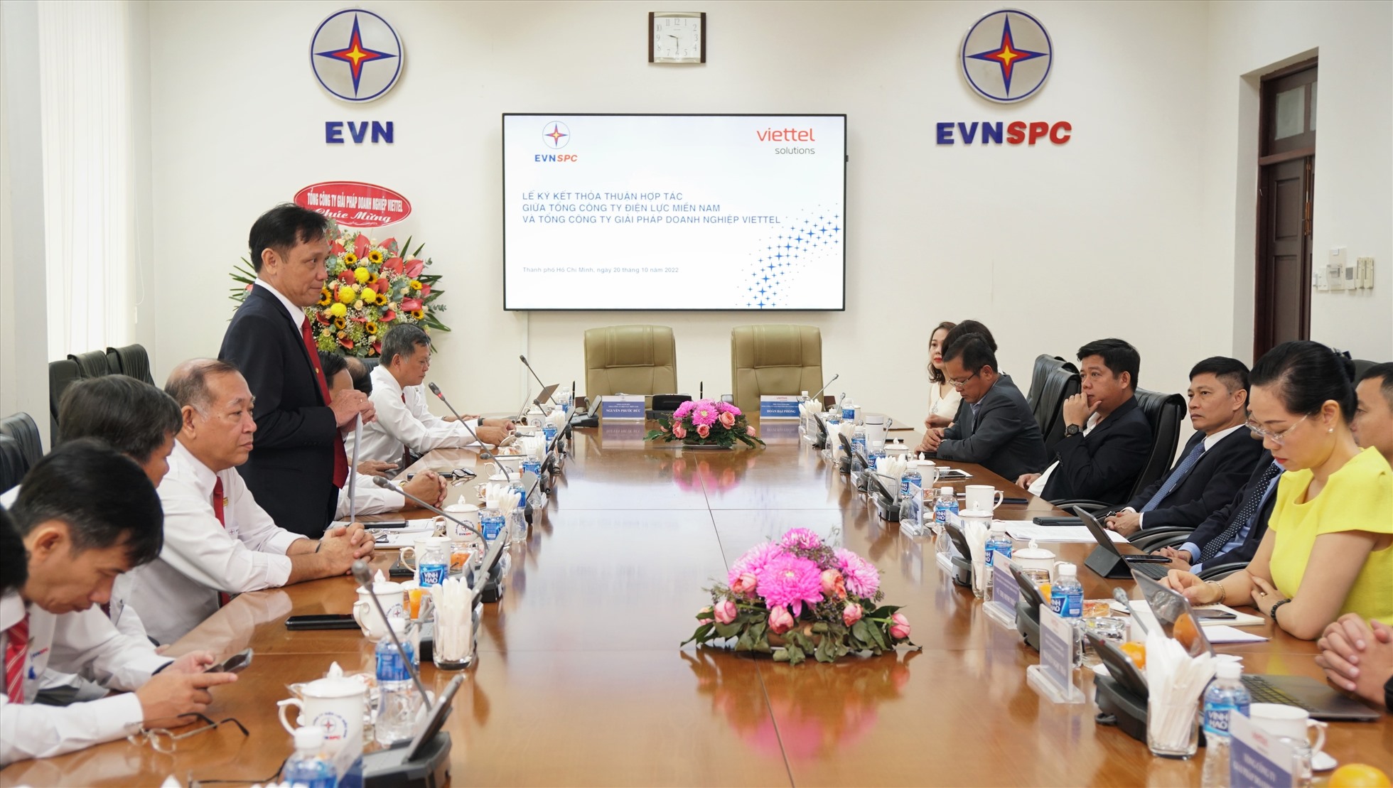 Ông Nguyễn Phước Đức (người đứng) - Tổng giám đốc EVNSPC - phát biểu tại lễ ký kết. Ảnh: EVNSPC cung cấp