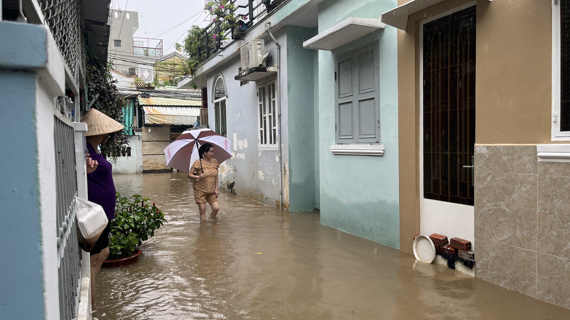 Tuyến chính ngập, các tuyến hẻm càng ngập sâu, có những hẻm nước ngập gần tới gối....