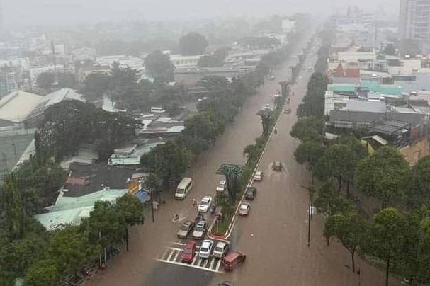 Tuyến chính Lê Hồng Phong cũng chìm ngập trong nước khi mưa to.
