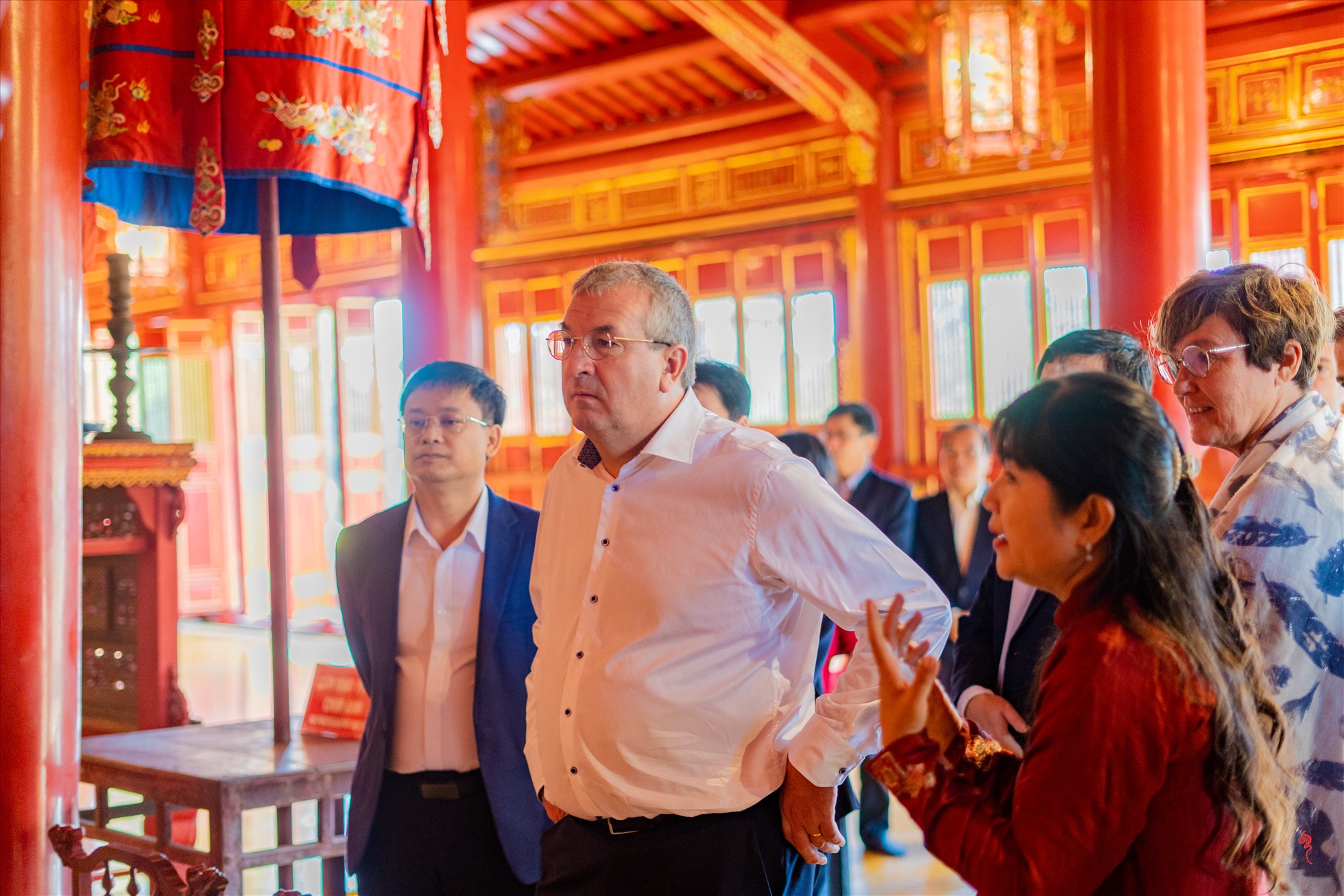 Dù trời mưa nhưng đoàn công tác rất thích thú và dành nhiều thời gian để tham quan các di tích.