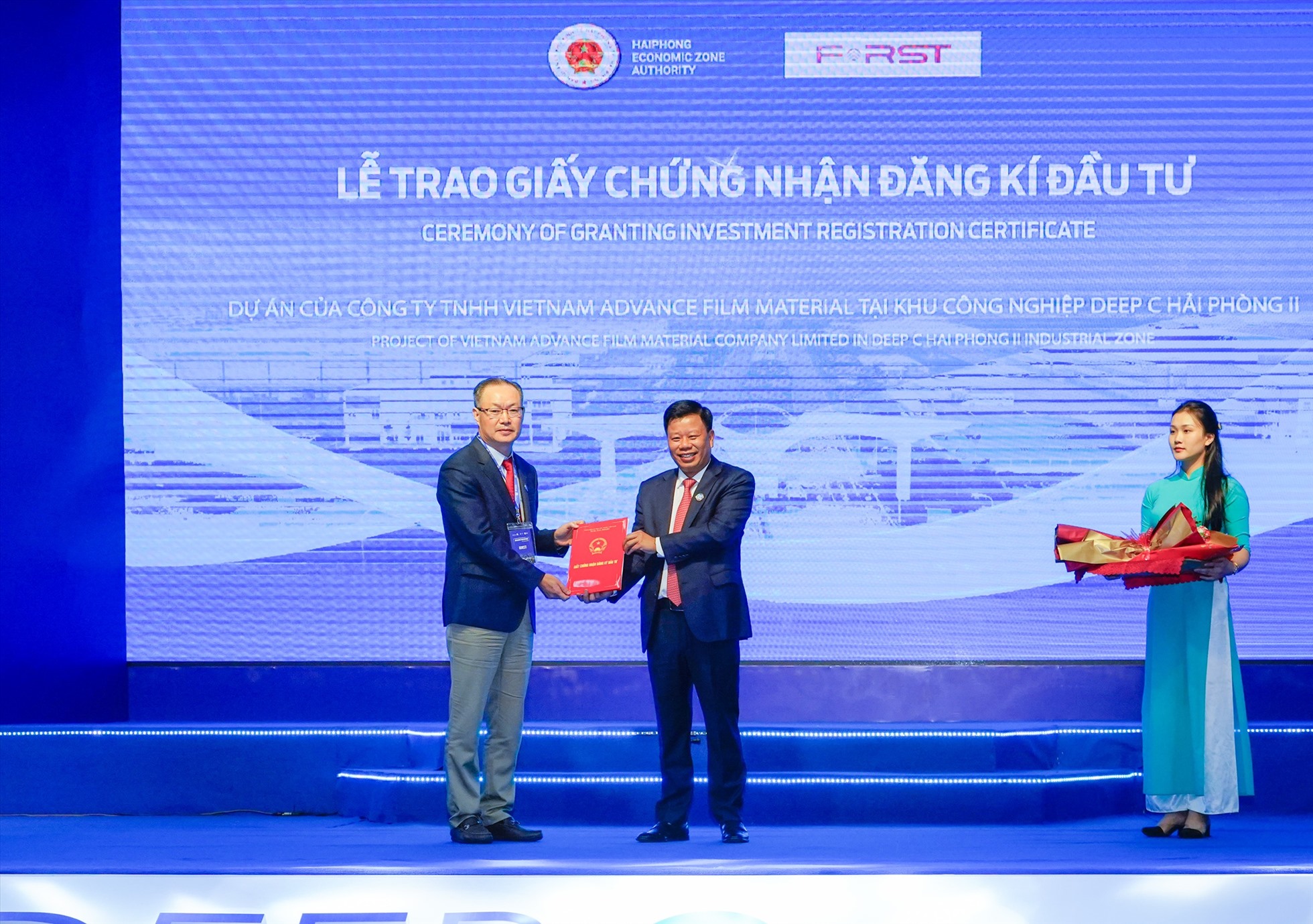 Ông Lê Trung Kiên, Trưởng BQL Khu kinh tế Hải Phòng trao giấy chứng nhận đầu tư trị giá 98 triệu USD cho Công ty TNHH First Global Business tại KCN Deep C Hải Phòng. Ảnh: ĐT