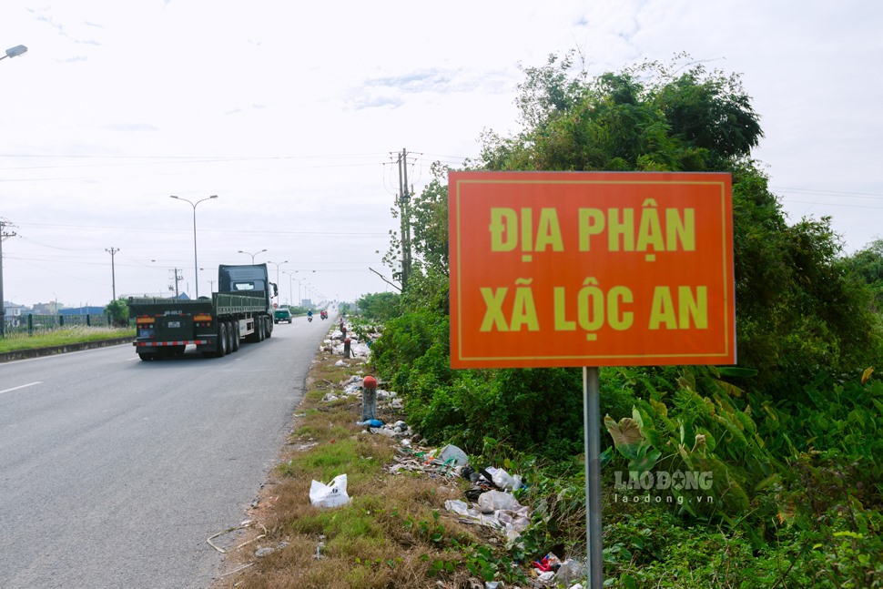 Ghi nhận của PV cho thấy, trên đoạn đường dài hơn 1km nối từ cầu vượt Lộc An đến chân cầu Nam Định, các loại rác thải sinh hoạt, rác thải công nghiệp đến các loại phế thải vật liệu xây dựng và cả xác động vật chết cũng bị đem vứt ở đây.