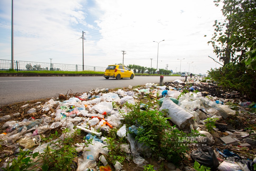 Tuyến đường giao thông tấp nập các phương tiện qua lại trở thành “thiên đường” của rác thải sinh hoạt.