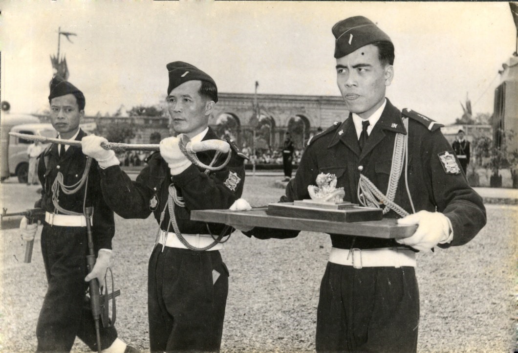 Năm 1952, người Pháp quyết định trao trả bộ ấn kiếm này cho cựu hoàng Bảo Đại, lúc này đang là Quốc trưởng Quốc gia Việt Nam. Ảnh tư liệu của Phan Thanh Hải