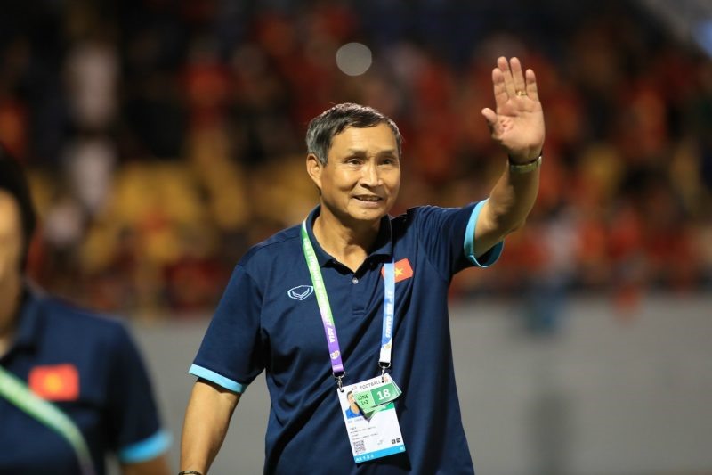 Huấn luyện viên Mai Đức Chung tham dự lễ bốc thăm vòng chung kết World Cup vào ngày 22.10. Ảnh: VFF