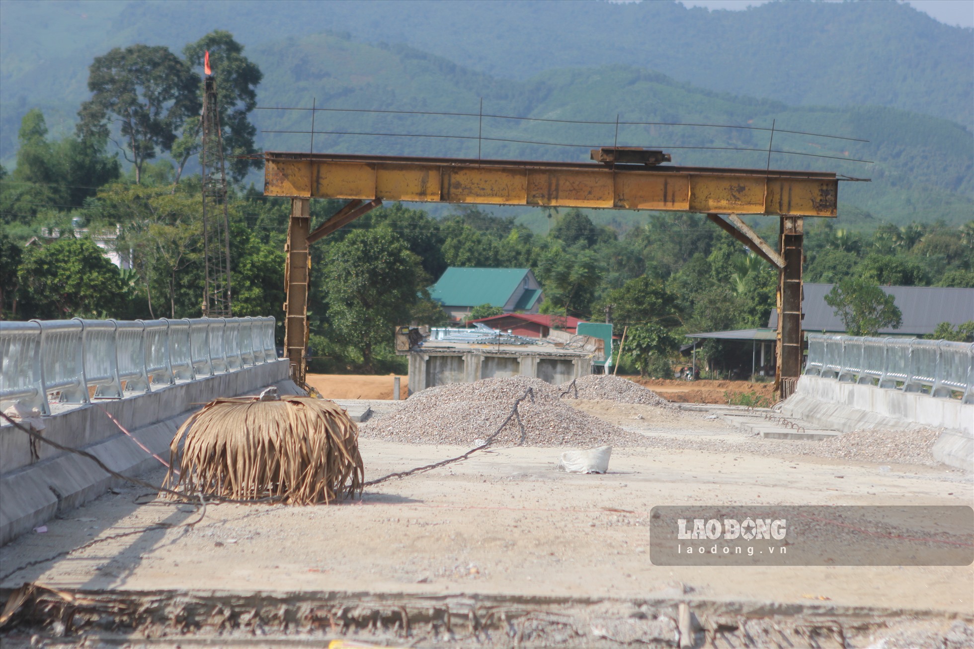 Dự án cầu Việt Tiến do Sở Giao thông vận tải - Xây dựng Lào Cai làm chủ đầu tư, nhà thầu thi công là liên danh Công ty TNHH Hùng Cương - Công ty Cổ phần Đầu tư Xây dựng Thành Long.