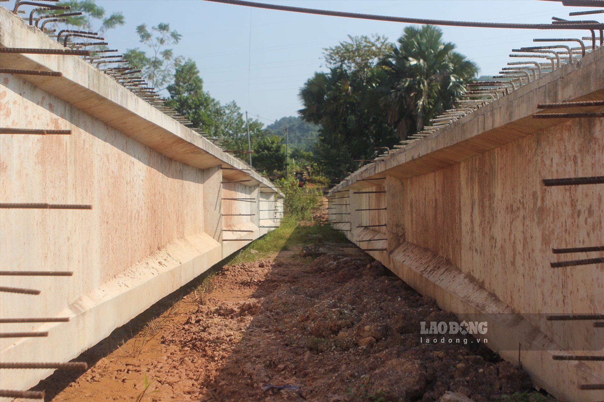 Ông Tô Ngọc Liễn - Chủ tịch huyện Bảo Yên cho hay, địa phương hiện đang đẩy nhanh giải phóng mặt bằng cho dự án, còn việc thi công phía Sở Giao thông - Xây dựng cũng đang chỉ đạo phía nhà thầu sớm hoàn thành cầu Việt Tiến.