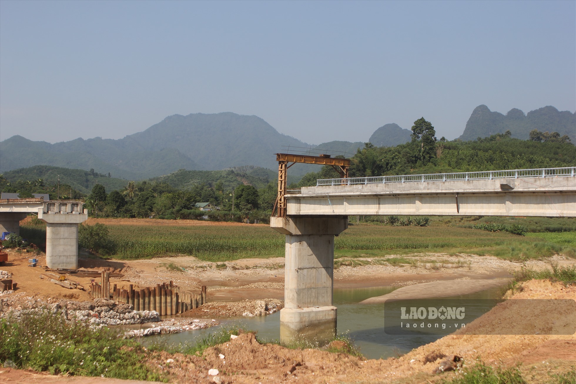 Cầu Việt Tiến (cầu Bến Cóc) được khởi công xây dựng tháng 11.2020, với tổng mức đầu tư là 55 tỉ đồng, dự kiến hoàn thành vào tháng 3.2022. Nhưng đến nay, dù đã qua 2 lần gia hạn, vẫn chưa hoàn thành.